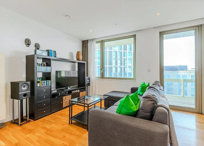 New Listing! 2Br With Balcony In Stratford, 3Min Dlr
