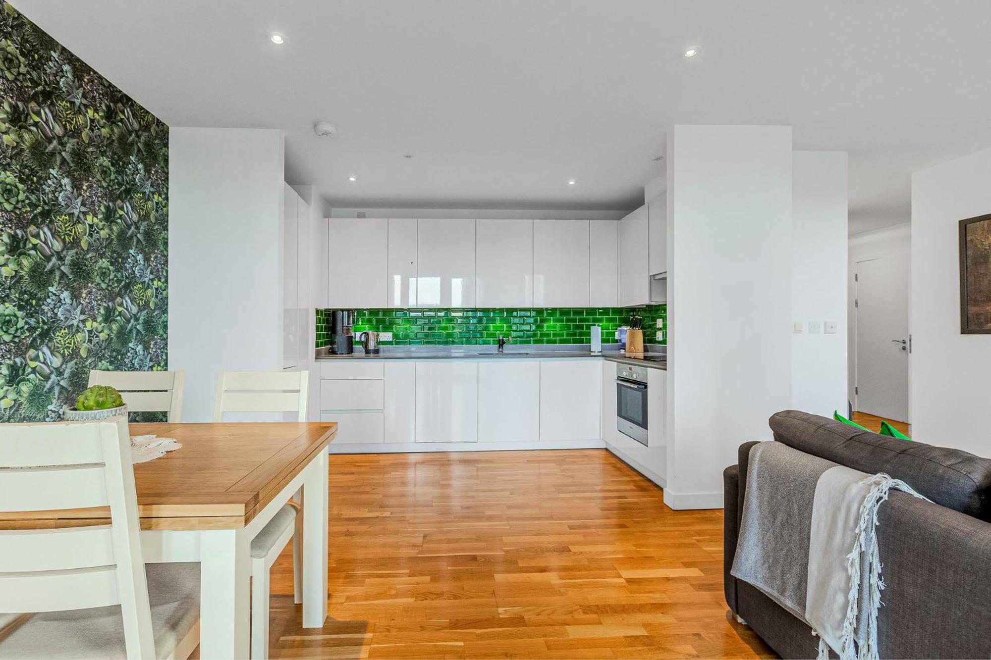 New Listing! 2br With Balcony In Stratford, 3min Dlr Appartamento Londra
