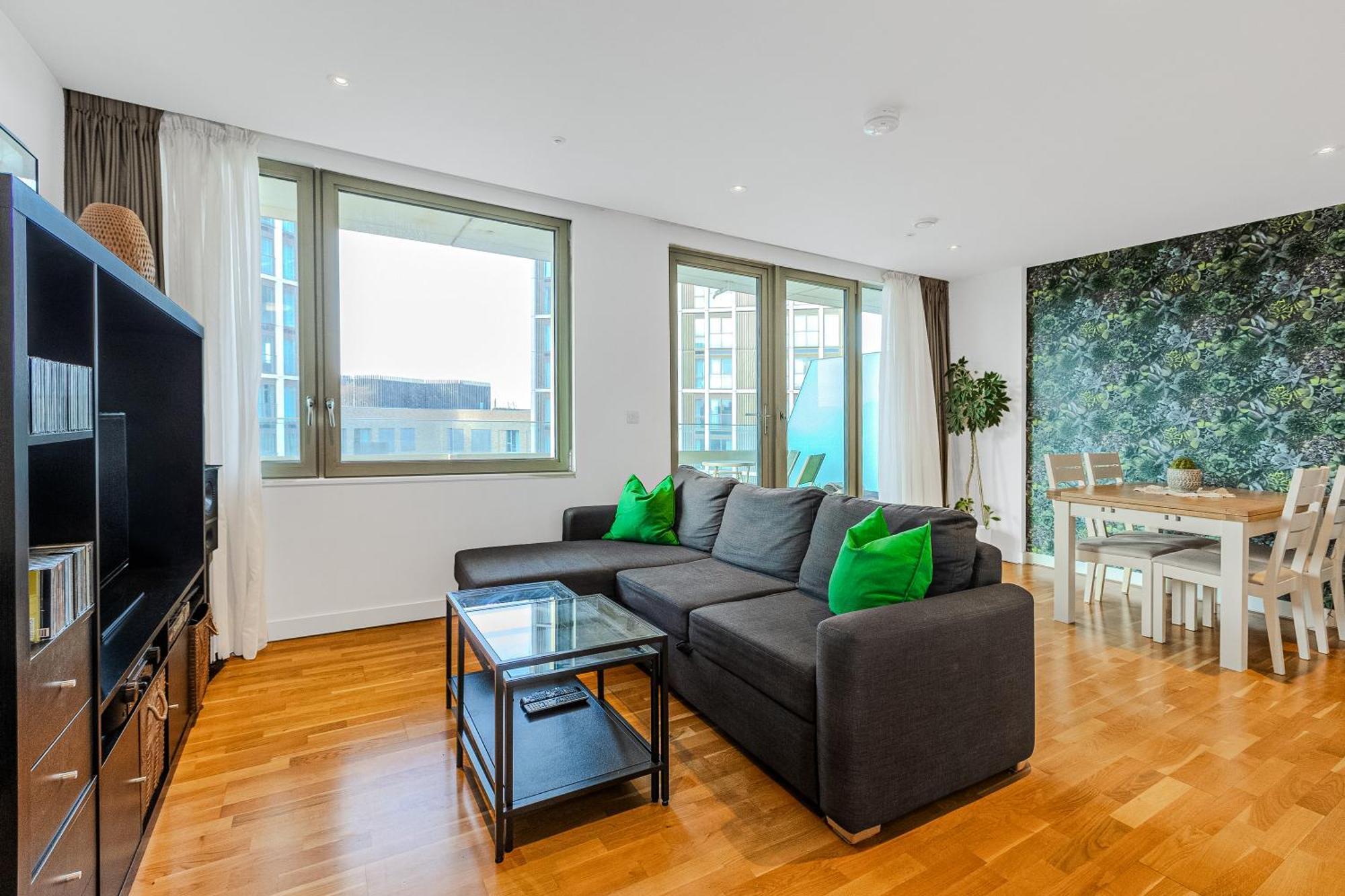 New Listing! 2br With Balcony In Stratford, 3min Dlr Londra
