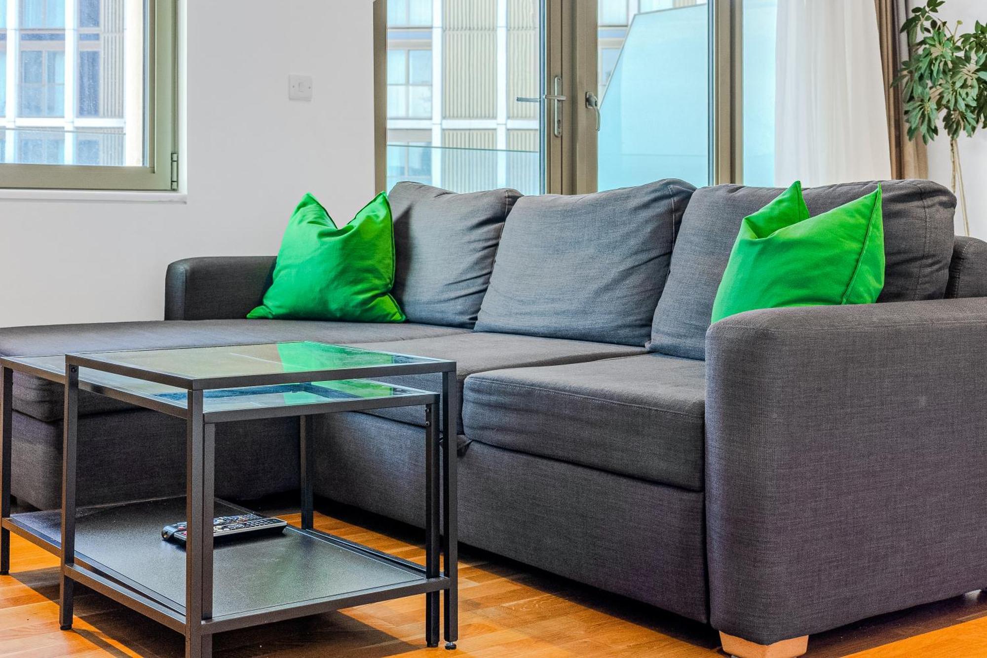 Appartamento New Listing! 2br With Balcony In Stratford, 3min Dlr Londra