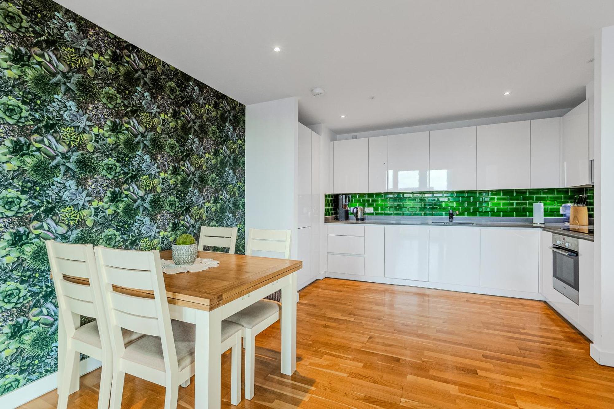 New Listing! 2br With Balcony In Stratford, 3min Dlr *