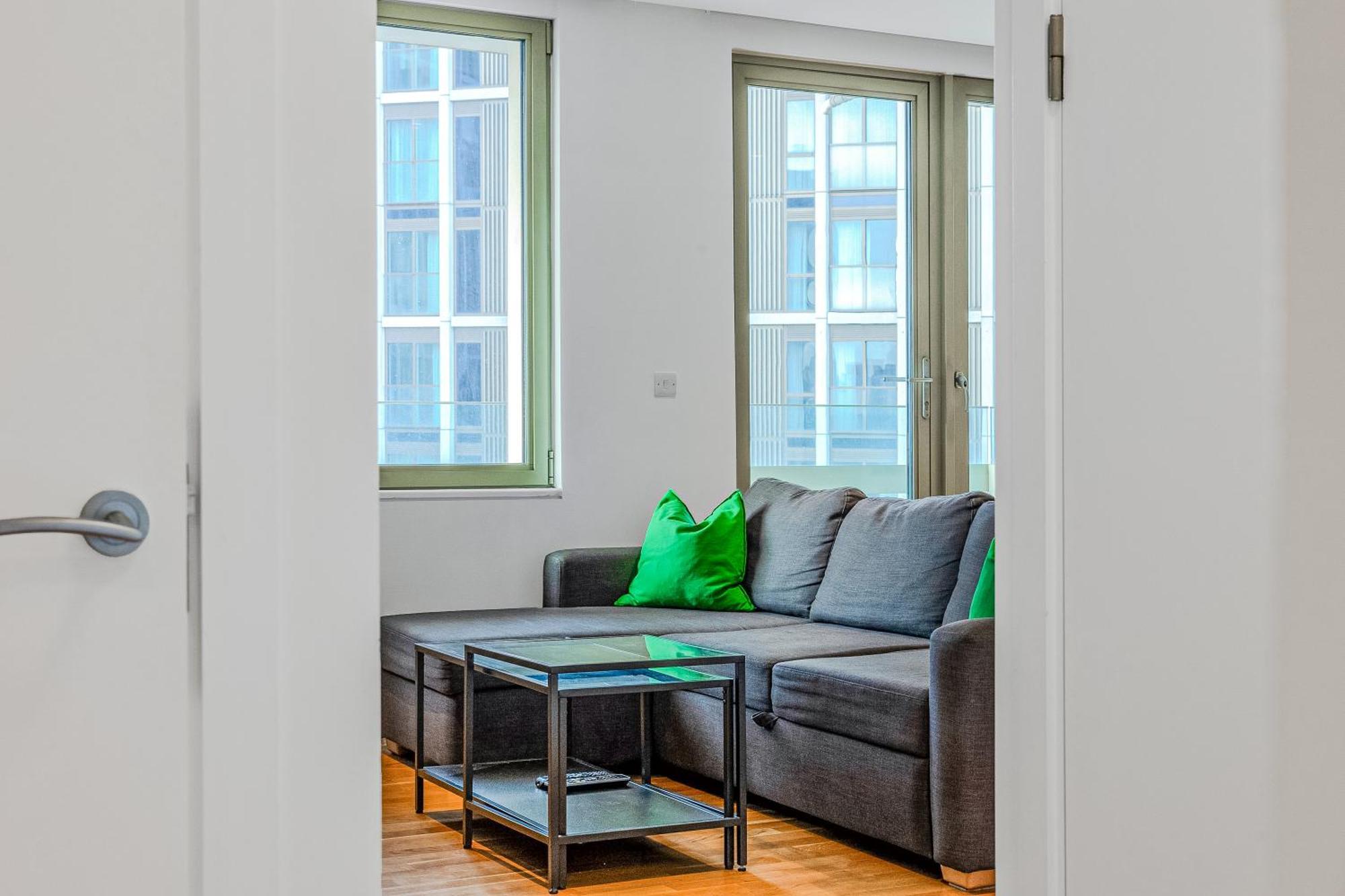 Appartamento New Listing! 2br With Balcony In Stratford, 3min Dlr Londra