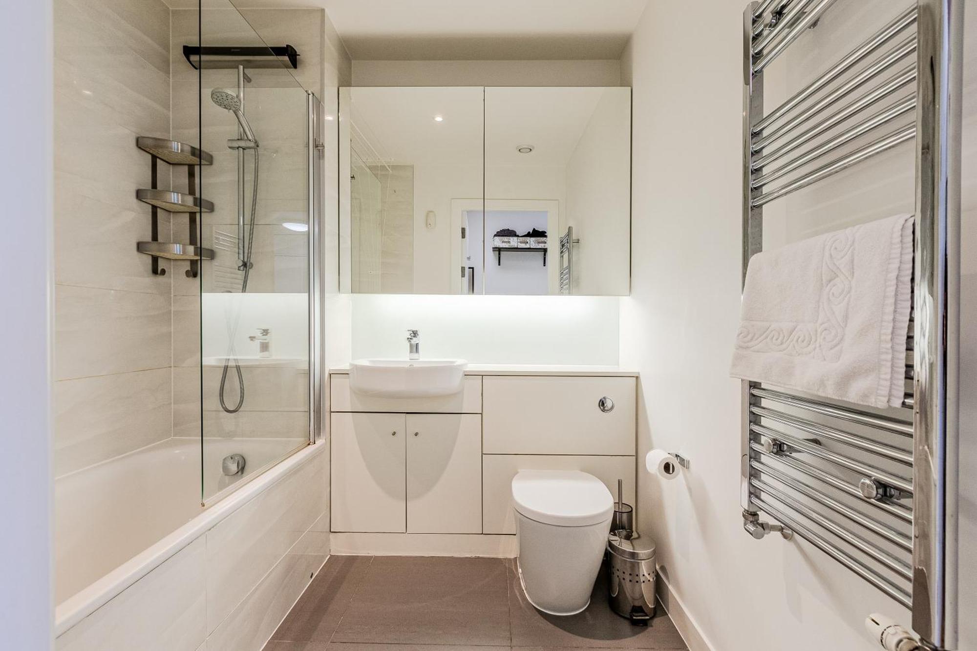 New Listing! 2br With Balcony In Stratford, 3min Dlr * Londra