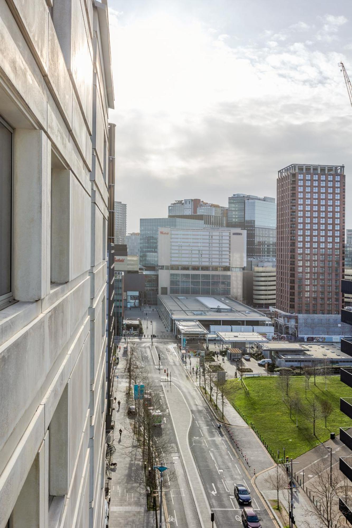 New Listing! 2br With Balcony In Stratford, 3min Dlr Londra